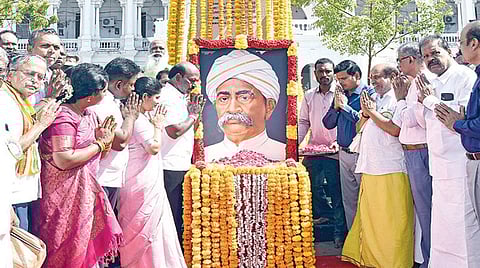 `வெள்ளுடை வேந்தர்' சர்.பிட்டி. தியாகராயர் 174-வது பிறந்தநாளை முன்னிட்டு, பெருநகர சென்னை மாநகராட்சி ரிப்பன் மாளிகை வளாகத்தில் அமைந்துள்ள அவரது சிலைக்கு அருகில் அலங்கரித்து வைக்கப்பட்டிருந்த படத்துக்கு சுகாதாரத் துறை அமைச்சர் மா.சுப்பிரமணியன், மேயர் ஆர்.பிரியா, பிரபாகரராஜா எம்எல்ஏ, சென்னை மாநகராட்சி ஆணையர் ஜெ.குமரகுருபரன், தமிழ் வளர்ச்சி மற்றும் செய்தித் துறை செயலாளர் வே.ராஜாராமன், உள்ளாட்சி பிரதிநிதிகள் மற்றும் துறை உயர் அலுவலர்கள் ஆகியோர் மலர் தூவி மரியாதை செலுத்தினர்.