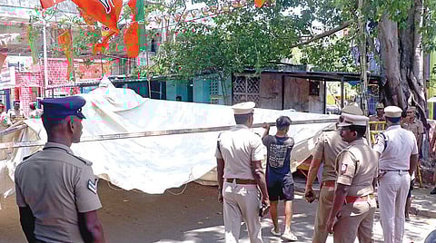 திருவல்லிக்கேணி நடுக்குப்பத்தில் தமிழக பாஜக சார்பில் பிரதமர் மோடியின் மனதின் குரல் நிகழ்ச்சியை ஒளிபரப்ப ஏற்பாடு செய்யப்பட்டிருந்தது. இந்நிலையில், போலீஸார் அதற்கு அனுமதி மறுத்து, பந்தல், எல்இடி திரைகளை அகற்றி அங்கிருந்து அப்புறப்படுத்தினர்.