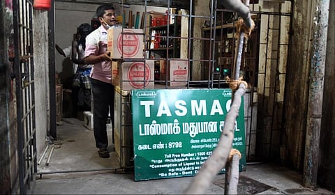 தமிழகம் முழுவதும் மே 1-ல் டாஸ்மாக் கடைகளை மூட உத்தரவு