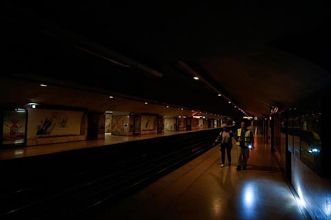 மின்வெட்டு காரணமாக இருளில் மூழ்கியுள்ள போர்ச்சுக்கல் சுரங்க ரயில் நிலையம்