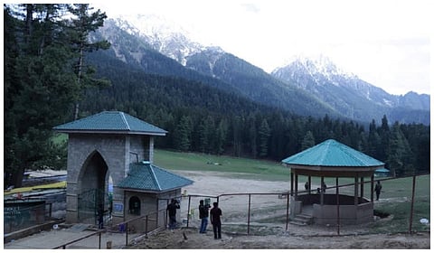 காஷ்மீரில் வெறிச்சோடி காணப்படும் சுற்றுலாப் பகுதி.