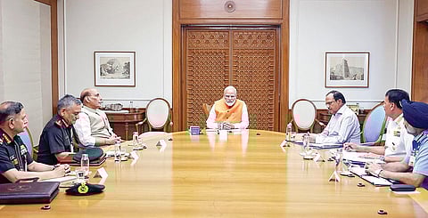 பிரதமர் நரேந்திர மோடி தலைமையில் டெல்லியில் நேற்று நடைபெற்ற உயர்நிலைக் கூட்டத்தில் மத்திய பாதுகாப்புத் துறை அமைச்சர் ராஜ்நாத் சிங் மற்றும் முப்படை தளபதிகள் பங்கேற்றனர்.