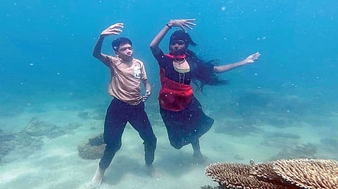 ராமேசுவரம் அருகே கடலுக்கு அடியில் நடனமாடிய அஸ்வின் பாலா, தாரகை ஆராதனா