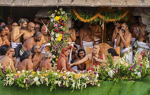 பூஜ்யஸ்ரீ சங்கர விஜயேந்திர சரஸ்வதி சுவாமிகள் மூலம் ஸ்ரீ கணேச சர்மா திராவிட் பீடாதிபதியான தருணம்.