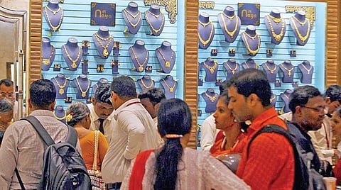 அட்சய திருதியையை முன்னிட்டு, சென்னை தி.நகரில் உள்ள நகைக் கடை ஒன்றில் குவிந்த வாடிக்கையாளர்கள். | படம்: ம.பிரபு |