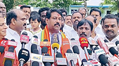தூத்துக்குடி விமான நிலையத்தில் செய்தியாளர்களுக்கு நேற்று பேட்டி
அளித்த தமிழக பாஜக தலைவர் நயினார் நாகேந்திரன்.