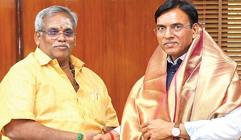 மன்சுக் எல்.மாண்டவியா (வலது)