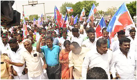 மதுரை மாவட்ட ஆட்சியரை பணியிட மாற்றம் செய்யக்கோரி விசிக சாலை மறியல்