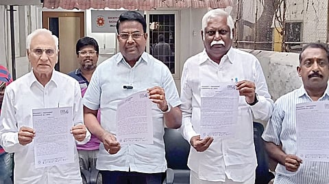 சாதி வாரி கணக்கெடுப்பின் தரவுகள் அடிப்படையில் இடஒதுக்கீடு வழங்க வேண்டும் என்று கோவையில் நேற்று வலியுறுத்திய, பிற்படுத்தப்பட்ட மற்றும் மிகவும் பிற்படுத்தப்பட்ட சமுதாயத்தினர் உரிமைக்கான கூட்டமைப்புத் தலைவர் ரத்தினசபாபதி உள்ளிட்டோர்.படம்: டி.ஜி.ரகுபதி