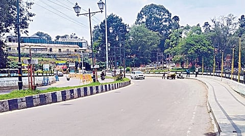 விடுமுறை நாட்களில் எப்போதும் பரபரப்பாக இருக்கும் கொடைக்கானல் ஏரிச் சாலை, சுற்றுலாப் பயணிகளின் வாகனங்களின்றி நேற்று வெறிச்சோடிக் காணப்பட்டது.