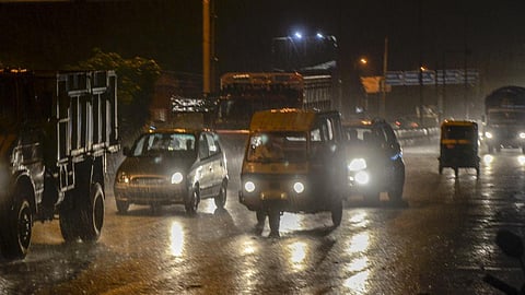 டெல்லியில் கனமழையால் விமான சேவை பாதிப்பு: திருப்பி விடப்பட்ட 40+ விமானங்கள்