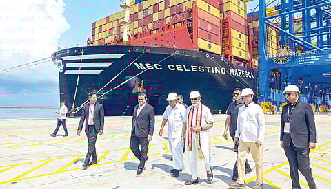 கேரள மாநிலம் திருவனந்தபுரத்தில் அமைக்கப்பட்டுள்ள விழிஞ்சம் சர்வதேச துறைமுகத்தை நேற்று தொடங்கிவைத்த பின்னர் வளாகத்தை சுற்றிப் பார்க்கிறார் பிரதமர் நரேந்திர மோடி. உடன், கேரள மாநில ஆளுநர் ராஜேந்திர அர்லேகர், முதல்வர் பினராயி விஜயன், அதானி குழுமத் தலைவர் கவுதம் அதானி உள்ளிட்டோர். படம்: பிடிஐ