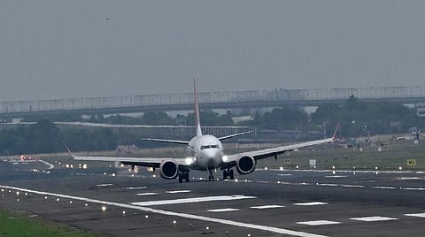 பெங்களூருவில் மழை: சென்னையில் தரையிறங்கிய 4 விமானங்கள்