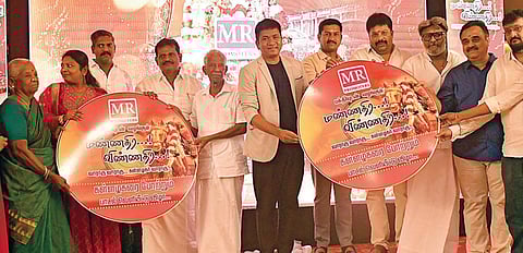 சித்திரைத் திருவிழாவையொட்டி, எம்.ஆர். புரமோட்டர்ஸ் சார்பில் மதுரையில் நேற்று நடைபெற்ற கள்ளழகரை போற்றும் ‘ மண்ணதிர.. விண்ணதிர..’ என்ற பாடல் வெளியீட்டு விழாவில் பங்கேற்றோர். படம்: எஸ்.கிருஷ்ணமூர்த்தி