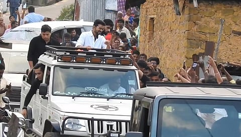 கொடைக்கானல் மலைப் பகுதி தாண்டிக்குடி மலைகிராமத்தில் திடீரென ‘ரோடு ஷோ’ நடத்தி மக்களை சந்தித்த தவெக தலைவர் விஜய்.