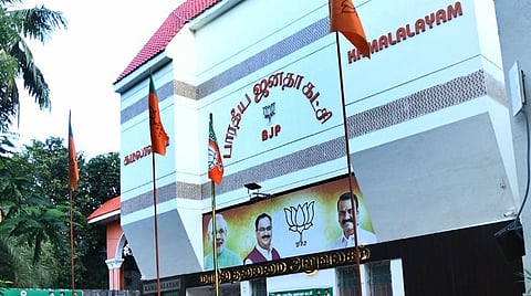 பொதுமக்கள் கேள்வி கேட்டால் பொய் வழக்கு பதிவு செய்வதா? - தமிழக அரசுக்கு பாஜக கண்டனம்