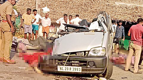 திருத்துறைப்பூண்டி அருகேயுள்ள கருவேப்பஞ்சேரியில் நேற்று நேரிட்ட விபத்தில் சேதமடைந்த ஆம்னி வேன்.