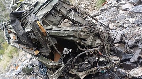 ஜம்மு காஷ்மீரில் ராணுவ வாகனம் பள்ளத்தில் விழுந்து 3 வீரர்கள் உயிரிழப்பு