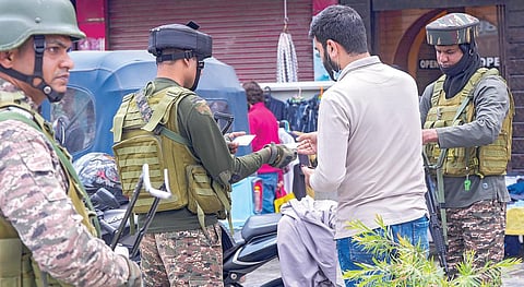 பஹல்காம் தீவிரவாத தாக்குதலை அடுத்து ஜம்மு காஷ்மீரில் பாதுகாப்பு பலப்படுத்தப்பட்டுள்ளது. ஸ்ரீநகரில் நேற்று பைக்கில் சென்ற ஒருவரிடம் அடையாள அட்டையை சரிபார்க்கும் பாதுகாப்பு படையினர்.படம்: பிடிஐ