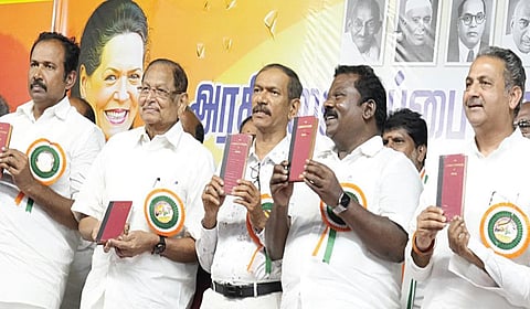 சென்னையில் நேற்று நடந்த காங்கிரஸ் மாநாட்டில் கட்சி நிர்வாகிகளுக்கு இந்திய அரசியலமைப்பு புத்தகம் வழங்கப்பட்டது. கட்சியின் மாநில தலைவர் செல்வப்பெருந்தகை, அகில இந்திய காங்கிரஸ் மேலிடப் பொறுப்பாளர் கிரிஷ் சோடங்கர், அகில இந்திய காங்கிரஸ் கட்சி சொத்து பாதுகாப்பு குழுவின் தலைவர் விஜய் இந்தர் சிங்கலா, மூத்த தலைவர்கள் திருநாவுக்கரசர், அழகிரி, எம்.கிருஷ்ணசாமி கே.வி.தங்கபாலு உள்ளிட்டோர் உடனிருந்தனர்.