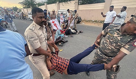 திருப்பூரில் ஆடையில் அதிக பட்டன் இருந்ததால் நீட் தேர்வுக்கு சென்ற மாணவிக்கு அனுமதி மறுக்கப்பட்டதை கண்டித்து போராட்டத்தில் ஈடுபட்ட மாணவர் சங்கத்தினரை போலீசார் கைது செய்தனர்.