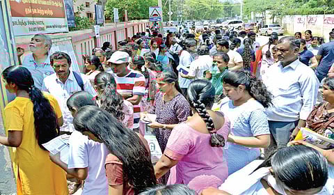 பாளையங்கோட்டை ஜான்ஸ் பள்ளி மையத்தில் நேற்று நீட் தேர்வு எழுத பெற்றோர்களுடன் குவிந்த மாணவ, மாணவிகள். | படங்கள்:மு.லெட்சுமி அருண் |
