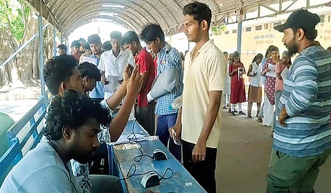 வேலூர் டிகேஎம் மகளிர் கல்லூரியில் ‘நீட்’ தேர்வெழுத வந்த மாணவர்களின் ஆணவங்களை பரிசோதித்த பிறகே தேர்வு அறைக்குள் செல்ல அனுமதிக்கப்பட்டனர்.