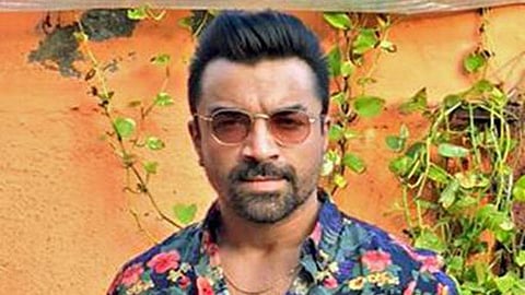 நடிகர் அஜாஸ் கான் மீது பாலியல் புகார்!