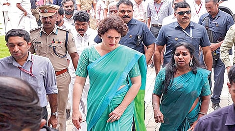 கேரள மாநிலம் வயநாடு மாவட்டம் கல்பேட்டா பகுதியிலுள்ள பாஸ்போர்ட் சேவை மையத்துக்கு நேற்று தொகுதி எம்.பி. பிரியங்கா காந்தி வருகை தந்தார். | படம்: பிடிஐ |