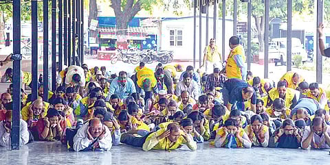 உத்தர பிரதேச மாநில தலைநகர் லக்னோவில் உள்ள ரிசர்வ் போலீஸ் லைனில் நேற்று போர்க்கால ஒத்திகையில் ஈடுபட்ட சிவில் பாதுகாப்பு பணியாளர்கள்.படம்: பிடிஐ