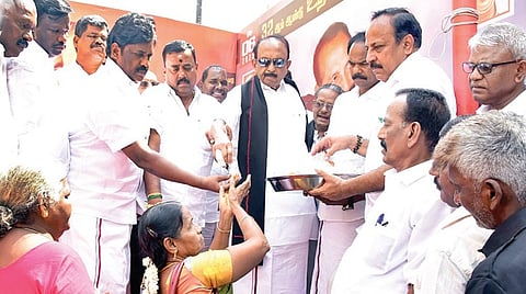 மதிமுகவின் 32-வது ஆண்டு தொடக்க விழாவை முன்னிட்டு, கட்சியின் பொதுச்செயலாளர் வைகோ கட்சி தலைமை அலுவலகத்தில் கொடி ஏற்றி வைத்து இனிப்பு வழங்கினார். துணை பொதுச் செயலாளர் மல்லை சத்யா மற்றும் நிர்வாகிகள் உடனிருந்தனர். | படம்: ம.பிரபு |