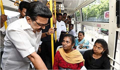 மாநகரப் பேருந்தில் பயணித்த தமிழக முதல்வர் மு.க.ஸ்டாலின் மகளிர் விடியல் பயணத் திட்டப் பயனாளிகளிடம் உரையாடினார்