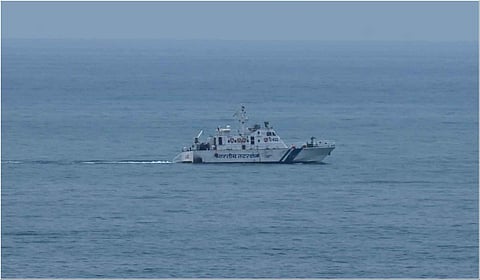 ராமேசுவரத்தில் கண்காணிப்பு பணியில் ஈடுபட்டுள்ள கடலோர காவல்படை கப்பல்