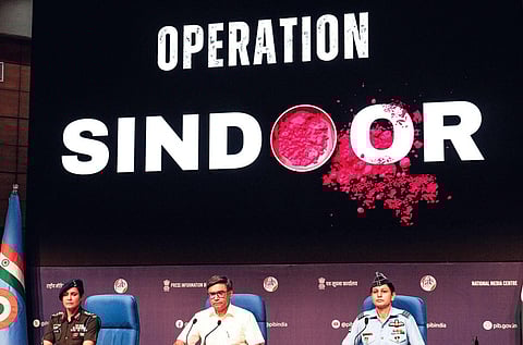 ‘ஆபரேஷன் சிந்தூர்’ தாக்குதல் குறித்து டெல்லியில் நேற்று செய்தியாளர்களிடம் விளக்கிய வெளியுறவுத் துறை செயலாளர் விக்ரம் மிஸ்ரி, இந்திய ராணுவத்தின் பெண் அதிகாரி கர்னல் சோபியா குரேஷி, விமானப்படை பெண் அதிகாரி விங் கமாண்டர் வியாமிகா சிங்.