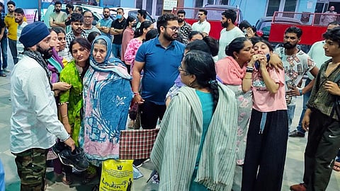 பாகிஸ்தானில் வீடுகளை விட்டு வெளியேறி மலையில் தஞ்சமடைந்த மக்கள்