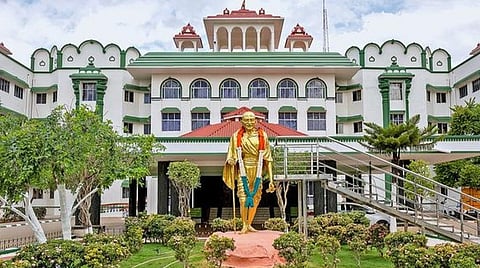 குடியிருப்பு பகுதியில் அடக்கம் செய்த ஓய்வுபெற்ற ஐஏஎஸ் அதிகாரி உடல் தோண்டியெடுப்பு