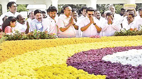 அரசு பொறுப்பேற்று ஐந்தாம் ஆண்டில் அடியெடுத்து வைப்பதையொட்டி முதல்வர் மு.க.ஸ்டாலின் நேற்று சென்னை மெரினா கடற்கரையில் உள்ள அண்ணா நினைவிடத்தில் மரியாதை செலுத்தினார். துணை முதல்வர் உதயநிதி ஸ்டாலின், அமைச்சர்கள், எம்.பி., எம்.எல்.ஏ.க்கள், சென்னை மேயர் உள்ளிட்டோர் உடனிருந்தனர்.