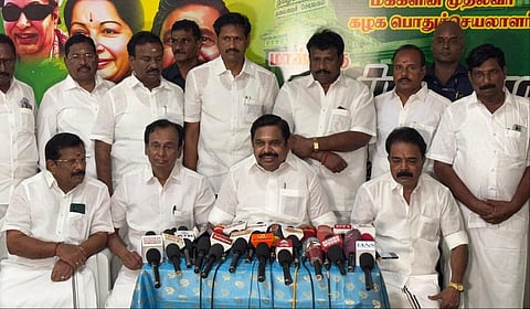 சேலம் ஓமலூரில் அதிமுக பொதுச் செயலாளர் எடப்பாடி பழனிசாமி செய்தியாளர்களைச் சந்தித்தார்