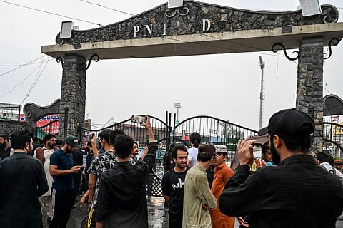 ட்ரோன் தாக்குதலை அடுத்து ராவல்பிண்டி மைதானத்தின் முன் கூடிய பொதுமக்கள்