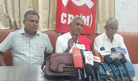 ராஜபாளையத்தில் மார்க்சிஸ்ட் கம்யூனிஸ்ட் கட்சியின் மாநில செயலாளர் பெ.சண்முகம் செய்தியாளர்களைச் சந்தித்தார்