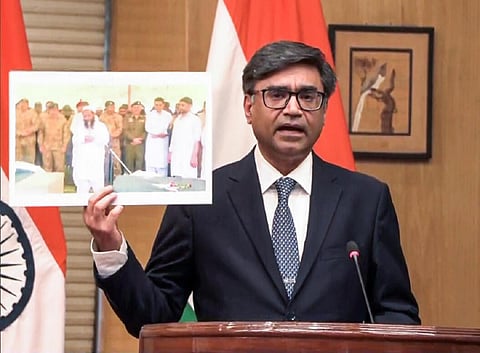 பாகிஸ்தான் நிகழ்வின் புகைப்படத்தைக் காட்டி விவரித்த இந்திய வெளியுறவுத் துறைச் செயலாளர் விக்ரம் மிஸ்ரி