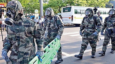 மணலியில் உள்ள சென்னை பெட்ரோலியம் கார்ப்பரேஷன் (CPCL) நிறுவனத்துக்கு சொந்தமான எண்ணெய் சுத்திகரிப்பு ஆலை வளாகத்தில் போர் பாதுகாப்பு ஒத்திகை நேற்று நடைபெற்றது. படங்கள்: ம.பிரபு