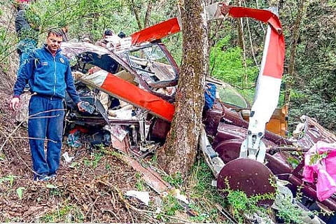 கங்கோத்ரி ஹெலிகாப்டர் விபத்தில் பைலட் உட்பட 6 பேர் பலி: ஒருவர் மருத்துவமனையில் அனுமதி