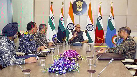ஆபரேஷன் சிந்தூர்: நாட்டின் பாதுகாப்பு குறித்து முப்படைத் தளபதிகளுடன் ராஜ்நாத் சிங் ஆலோசனை