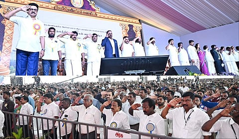 திருச்சியில் முதல்வர் ஸ்டாலின் தலைமையில் நடந்த அரசு விழாவில் பஹல்காம் மற்றும் பாகிஸ்தான் குண்டுவீச்சில் உயிரிழந்த பொதுமக்கள் மற்றும் இந்திய ராணுவ வீரர்களுக்கு வீரவணக்கம் செலுத்தப்பட்டது.