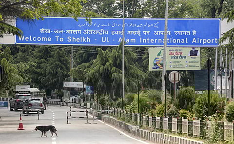 வெறிச்சோடி காணப்படும் ஸ்ரீநகர் விமான நிலையம்