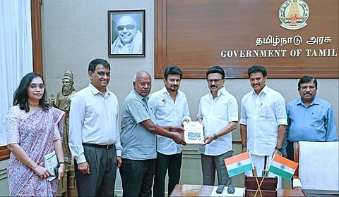 மாநில திட்டக்குழுவினால் தயாரிக்கப்பட்ட கற்றலில் இருக்கும் இடைவெளிகளைக் கண்டறிவது மற்றும் மாநில அளவிலான அடைவு ஆய்வு அறிக்கை முதல்வர் ஸ்டாலினிடம் சமர்ப்பிக்கப்பட்டது