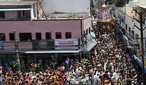 கோவை கோட்டைமேடு சங்கமேஸ்வரர் கோயில் தேரோட்டத்தில் திரளான பக்தர்கள் கலந்துகொண்டு சுவாமி தரிசனம் செய்தனர் | படங்கள்: ஜெ.மனோகரன்