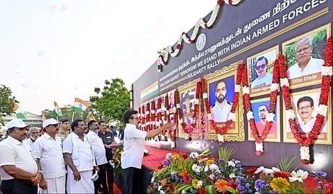 சென்னையில் ராணுவ வீரர்களுக்கு ஆதரவாக நடந்த பேரணியின் முடிவில் நாட்டுக்காக உயிர்த் தியாகம் செய்த ராணுவ வீரர்களின் உருவப்படங்களுக்கு முதல்வர் ஸ்டாலின் மலர்தூவி மரியாதை செலுத்தினார்.