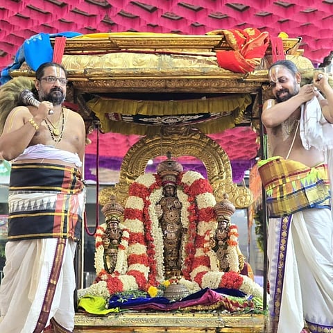 காஞ்சிபுரம் வரதராஜ பெருமாள் கோயிலில் வைகாசி பிரம்மோற்சவம் இன்று அதிகாலை கொடியேற்றத்துடன் தொடங்கிய நிலையில் உற்சவத்தின் முதல்நாளில் தங்க சப்பரத்தில் வரதராஜ பெருமாள் எழுந்தருளி பக்தர்களுக்கு அருள்பாலித்தார்.